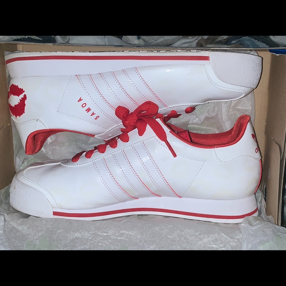 Tennis shoes